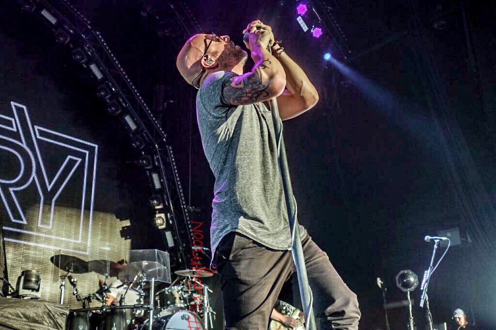 witchyrn's tweet photo. So glad I got to spend my birthday evening with @CHRIS_Daughtry #feedthemachinetour in #houston #daughtry #daughtryvip https://t.co/w5xbm6TDhS
