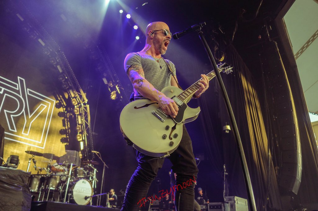 witchyrn's tweet photo. So glad I got to spend my birthday evening with @CHRIS_Daughtry #feedthemachinetour in #houston #daughtry #daughtryvip https://t.co/w5xbm6TDhS