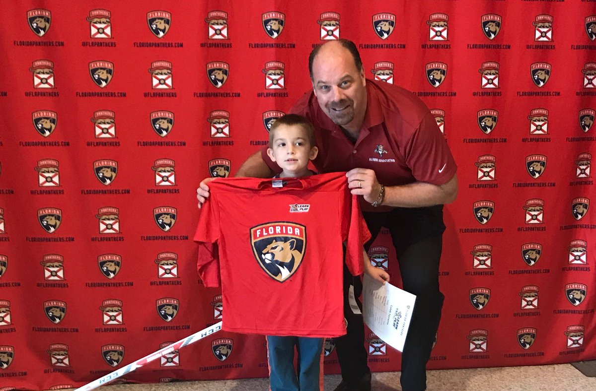 A new class of #LearnToPlay students are getting fitted for gear today & welcomed by @HeyRedDeer! https://t.co/Hp17a6BixJ