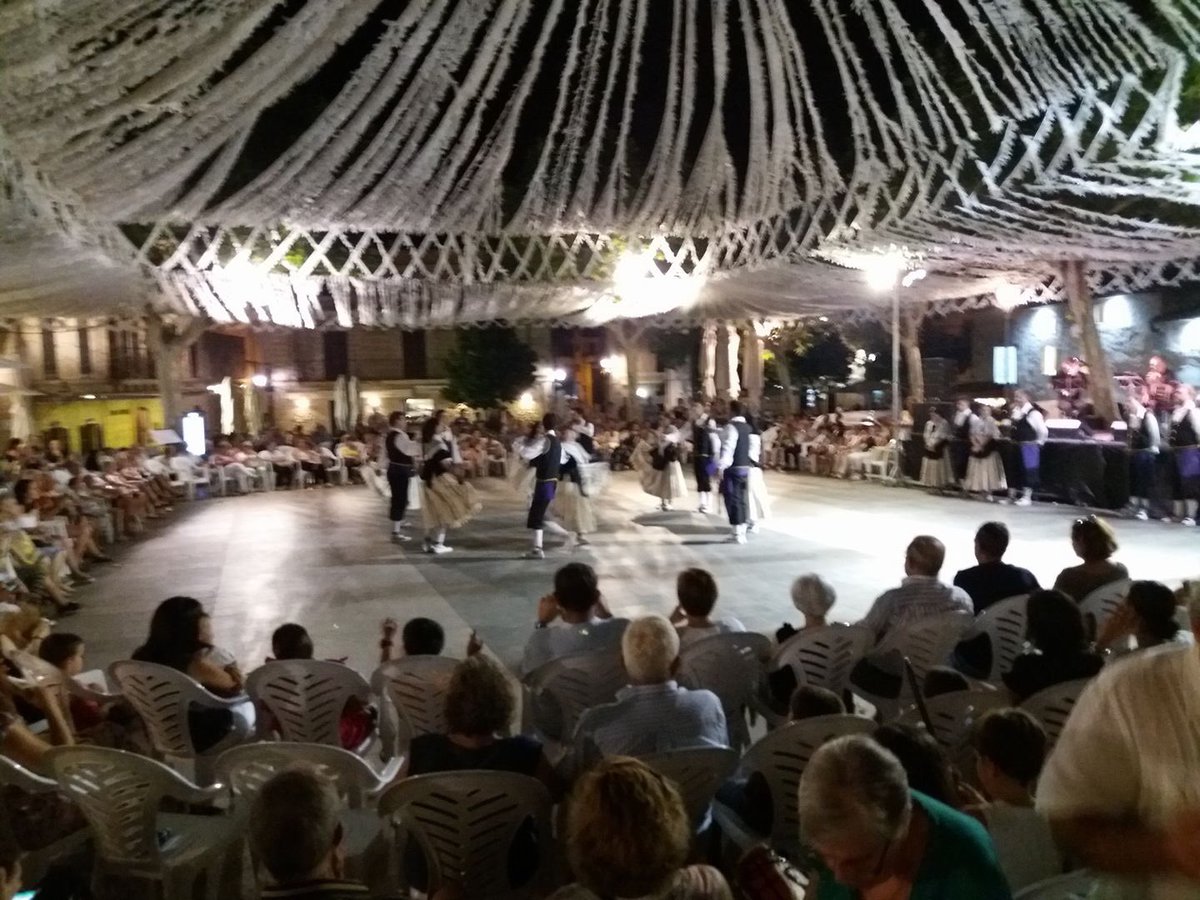 EsbartDansTGN's tweet photo. A #Pollença estan de festa major!!! Volem recordar el gran cap de setmana que vam passar!!! #esbartdt #esbartdansaire @AiresdelaCala https://t.co/NFoD9Q46oj