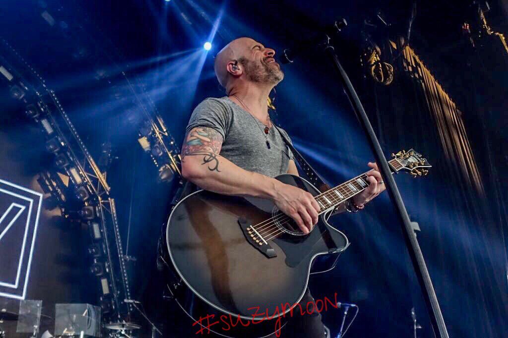 witchyrn's tweet photo. A great birthday evening for me watching @CHRIS_Daughtry #feedthemachinetour #daughtry #daughtryvip Great show!! https://t.co/orGsNYhVJy