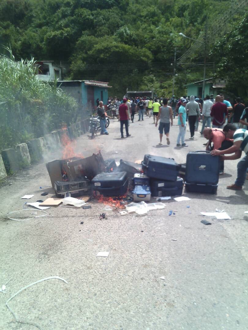 AnonymousVene10's tweet photo. VZLA #ULTIMAHORA ⏰| En Pregonero, SOMETIERON al Plan República, QUEMARON MATERIAL ELECTORAL y MÁQUINAS. #Tachira #29Jl

#Resistencia
🌐✊🛡️🇻🇪📘 https://t.co/MiayxRjzn8