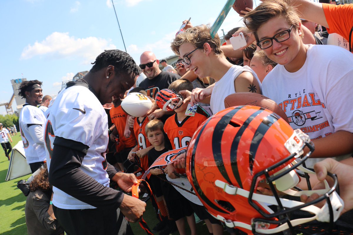 .@WatchJRoss signing autographs after yesterday's practice. #Bengals50 https://t.co/omLAeIAzTm