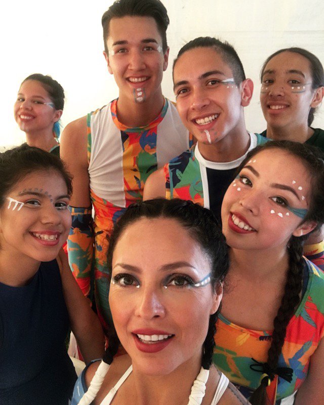 SanteeSmith's tweet photo. #wipce2017 #ClosingCeremony #tkaronto #sixnations international #Indigenous education Nia:wen for having us perform for the delegates! Onen https://t.co/32LUY0Orbu