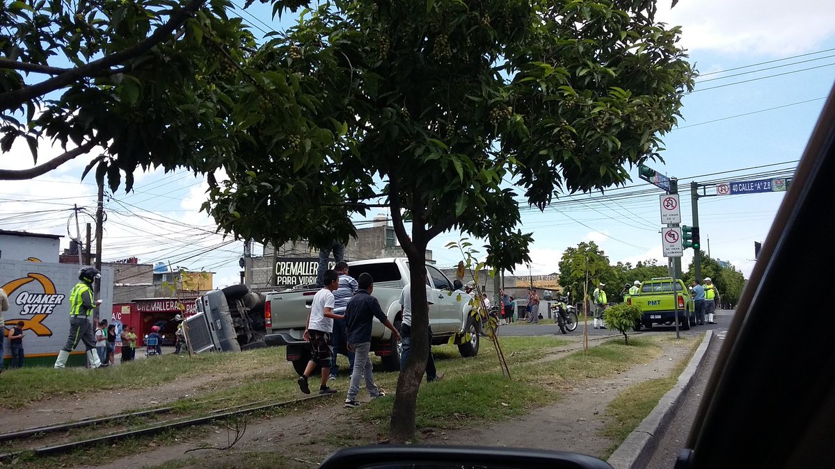 pabloVpac's tweet photo. #TraficoGT camión volcado z8 Atanasio  40 calle A https://t.co/S3YXGjMHxl