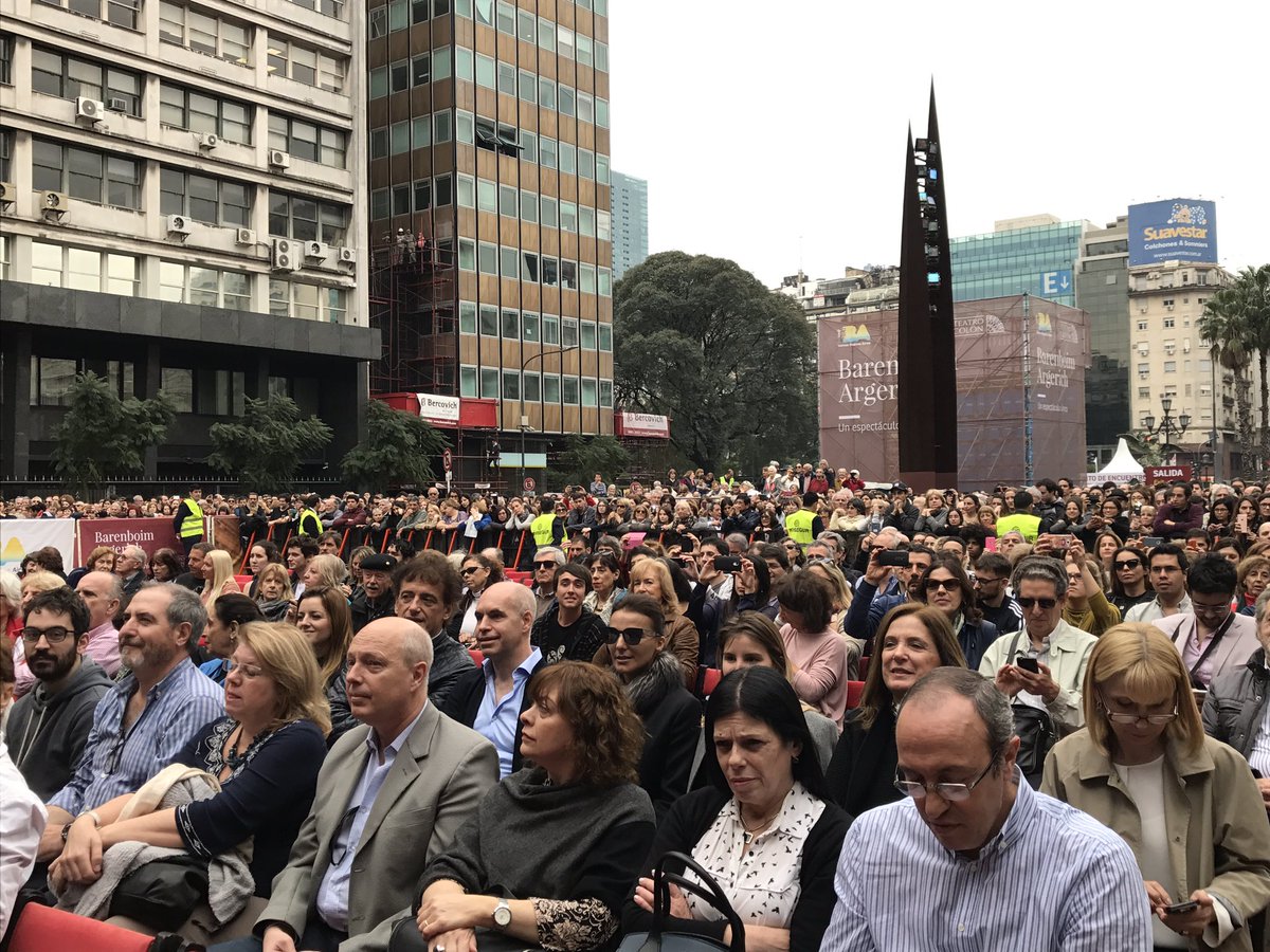 horaciorlarreta's tweet photo. En la Plaza Vaticano, disfrutando junto a los vecinos de la Ciudad del concierto de Daniel Barenboim y Martha Argerich. https://t.co/E8mVoXjYWz