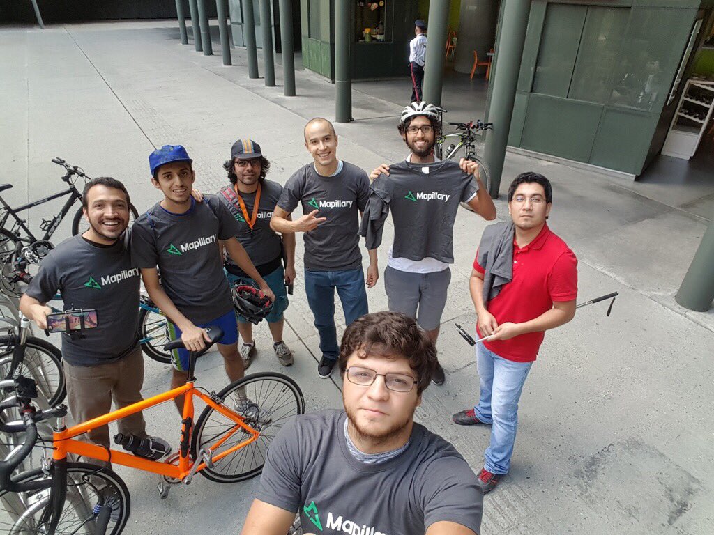 mfbenitez's tweet photo. Grupos listos para la segunda sesión de #Mapthon por las ciclorutas de #Medellin @mapillary @AlcaldiadeMed @Ruta_N @databiertosmed https://t.co/z1cmW1L8VM