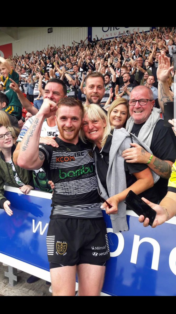 sneyd23's tweet photo. Wembley 2yr on bounce. Lads was unreal today. Buzzing get the pic with family at FT. @bombersneyd180 @SneydJeff https://t.co/3eyMQf02i5