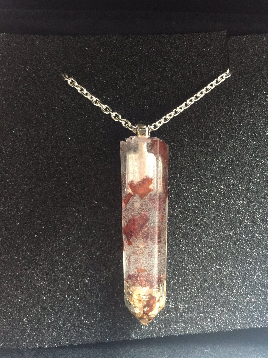 B_Moneyyx3's tweet photo. My boyfriend made a necklace with pedals from the first bouquet of flowers he gave me 😿💛 https://t.co/C6nCq45vvO
