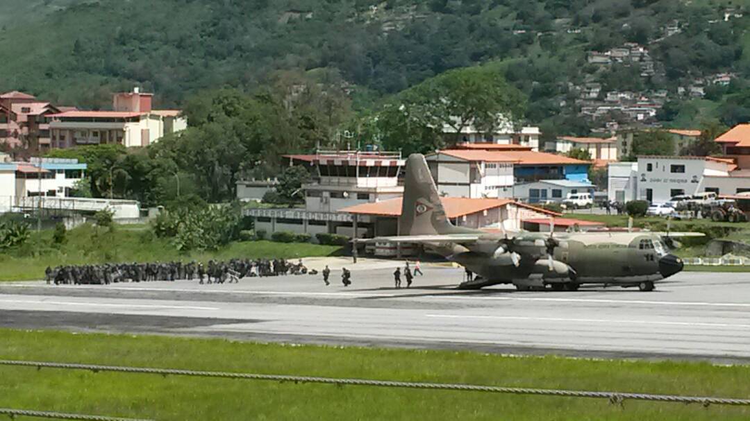 leoperiodista's tweet photo. Estas imagenes recuerdan el traslado de tropas cuando la muerte de estudiante Carvallo Cantor..que cosas tiene la vida..#Mérida #29Jul https://t.co/TdBkBZXwyQ