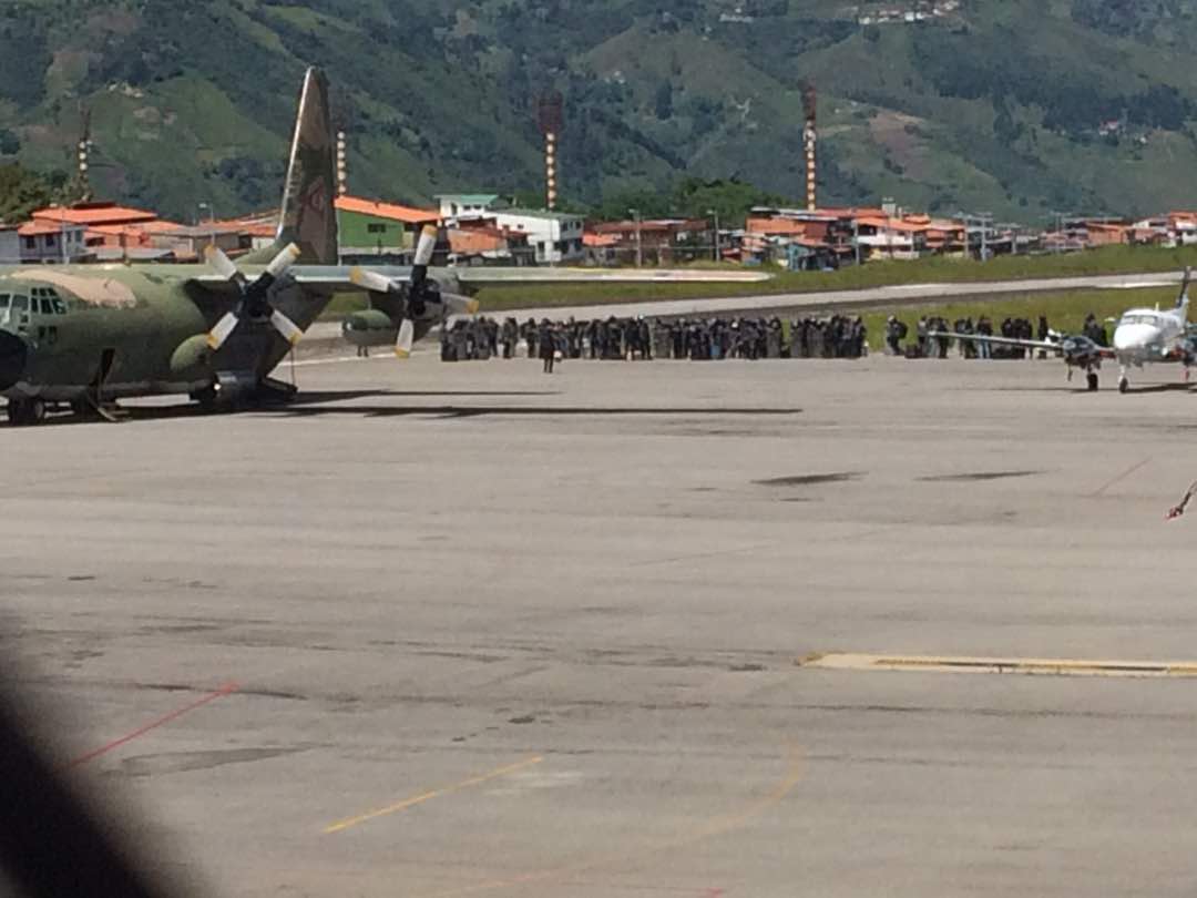 leoperiodista's tweet photo. Estas imagenes recuerdan el traslado de tropas cuando la muerte de estudiante Carvallo Cantor..que cosas tiene la vida..#Mérida #29Jul https://t.co/TdBkBZXwyQ