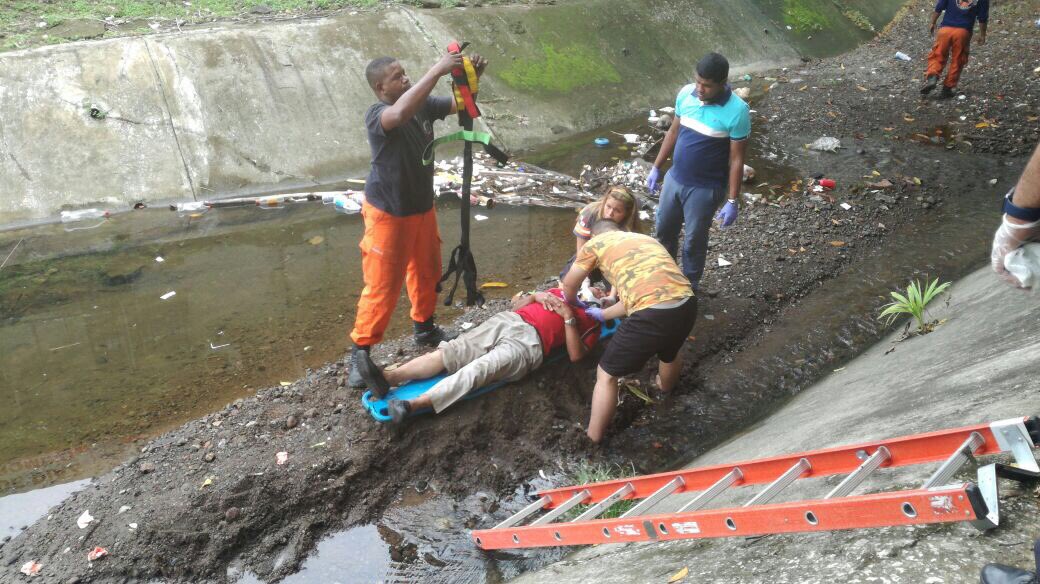 halconSAR's tweet image. Buenos samaritanos y rescatista de @halconSAR atendieron paciente herido en quebrada de Ciudad Bolívar previo a llegada de #FTC Panamá