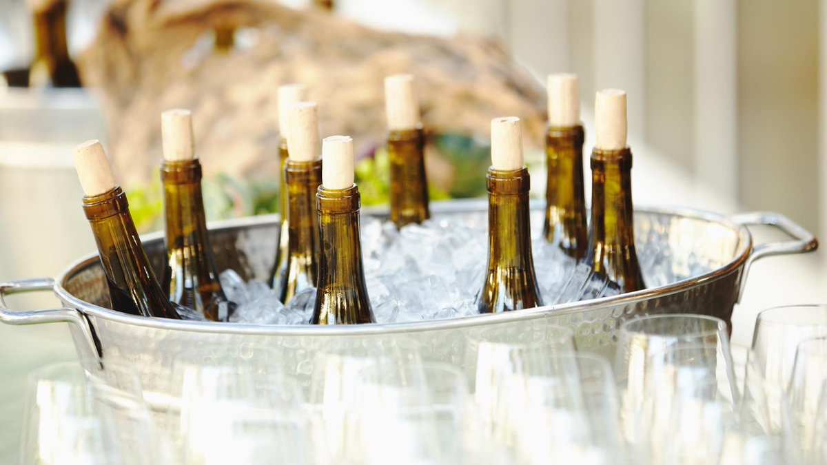wine4all4wine's tweet photo. Life skills RT @alawine: How to chill a bottle of wine in just minutes (seriously) https://t.co/FRsT6uPCX1 #wine https://t.co/hamb9ZX6x4