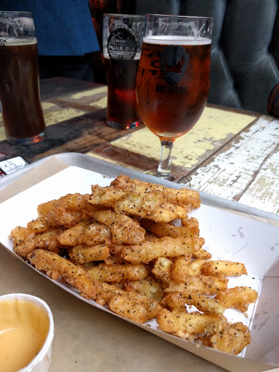 EdinburghFoody's tweet image. They don't call them crack fries for nothing. Beer battered fries at @DogHouseMCity 😍😍😍. Burgers no bad too. Blonde stout epic. 🍻 ^AB