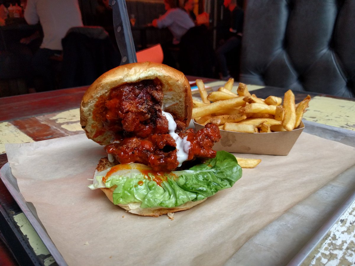 EdinburghFoody's tweet image. They don't call them crack fries for nothing. Beer battered fries at @DogHouseMCity 😍😍😍. Burgers no bad too. Blonde stout epic. 🍻 ^AB