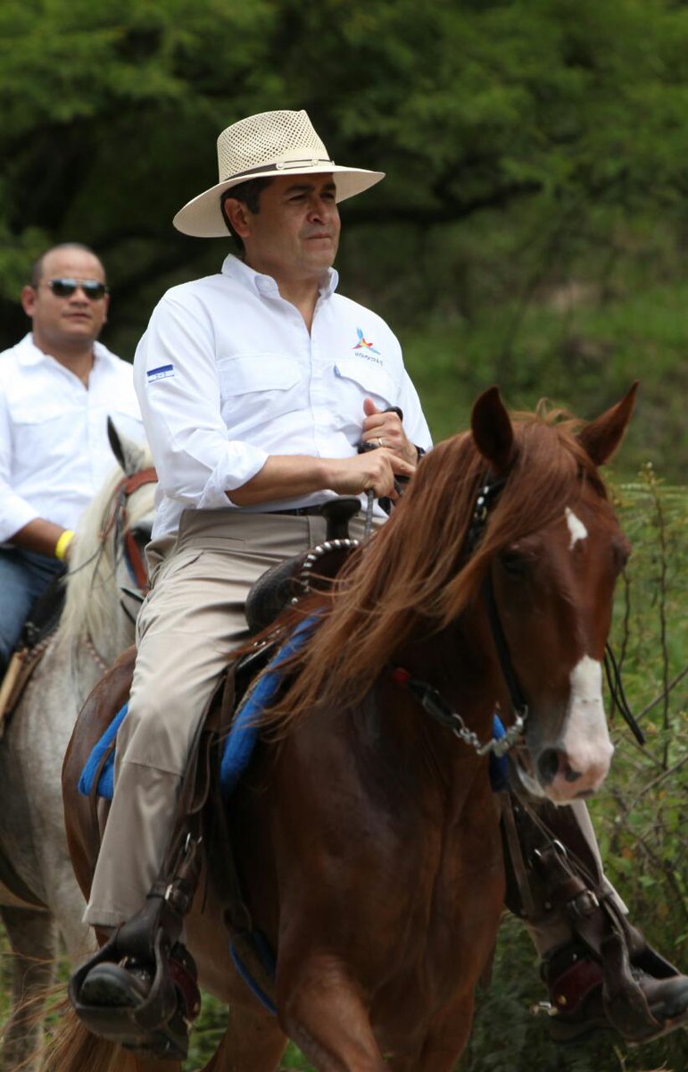 PNH_oficial's tweet photo. Este sábado se realizo una cabalgata para recaudar fondos y apoyar la candidatura del candidato del @PNH_oficial @JuanOrlandoH. #Choluteca https://t.co/6j8xR3GmWh