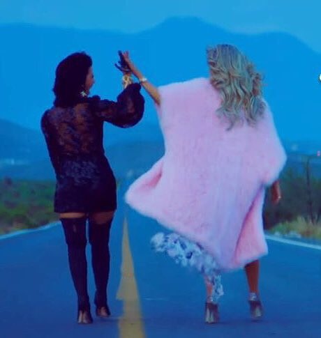 TreviGlobal's tweet photo. Sigue reproduciendo los 2 primeros sencillos de #Versus de @GloriaTrevi &amp; @Al3jandraGuzman 
#CUHTE +25M views ▶️
#MásBuena +17M views ▶️ https://t.co/5M07NsOTnb