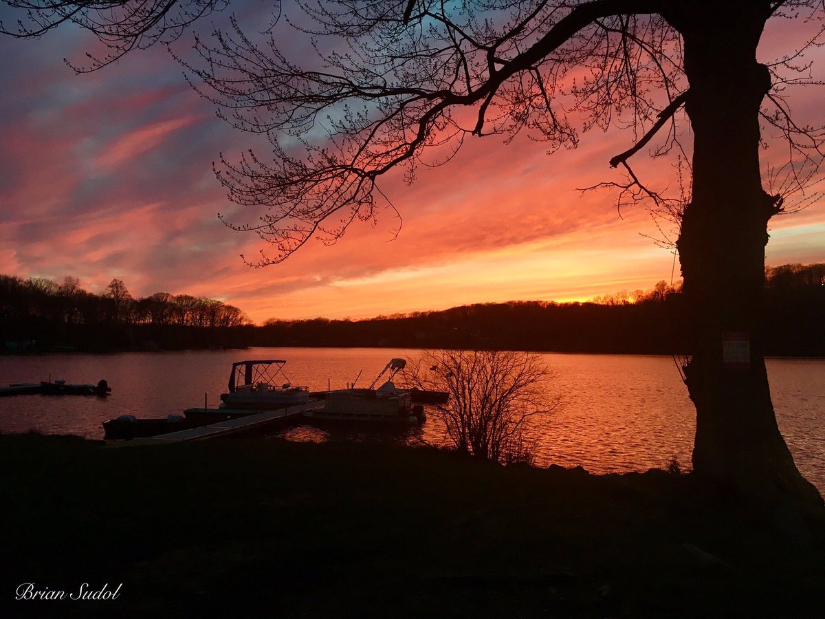 StormHour's tweet photo. Spectacular Sunset over White Meadow Lake in Rockaway New Jersey ! April 19th. Thanks to Brian Sudol @sudbri #Sunset #StormHour https://t.co/nqsLGvc4WE