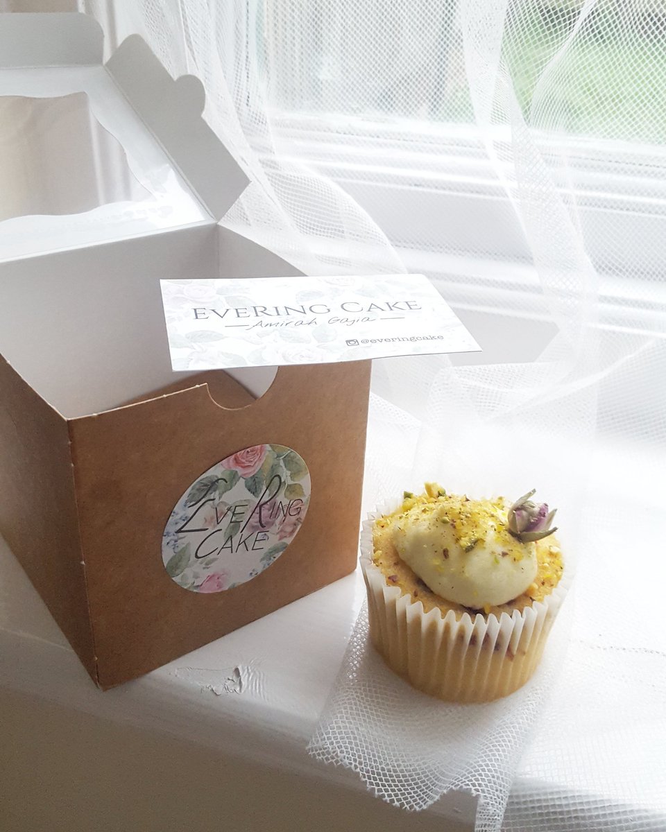 StepInMyHandbag's tweet photo. Went to @HalalGems today and had some amazing food! Ending the day with this tasty cupcake from Evering Cake 😍👌 #halalgems #halalfood https://t.co/bgwVogyeyT