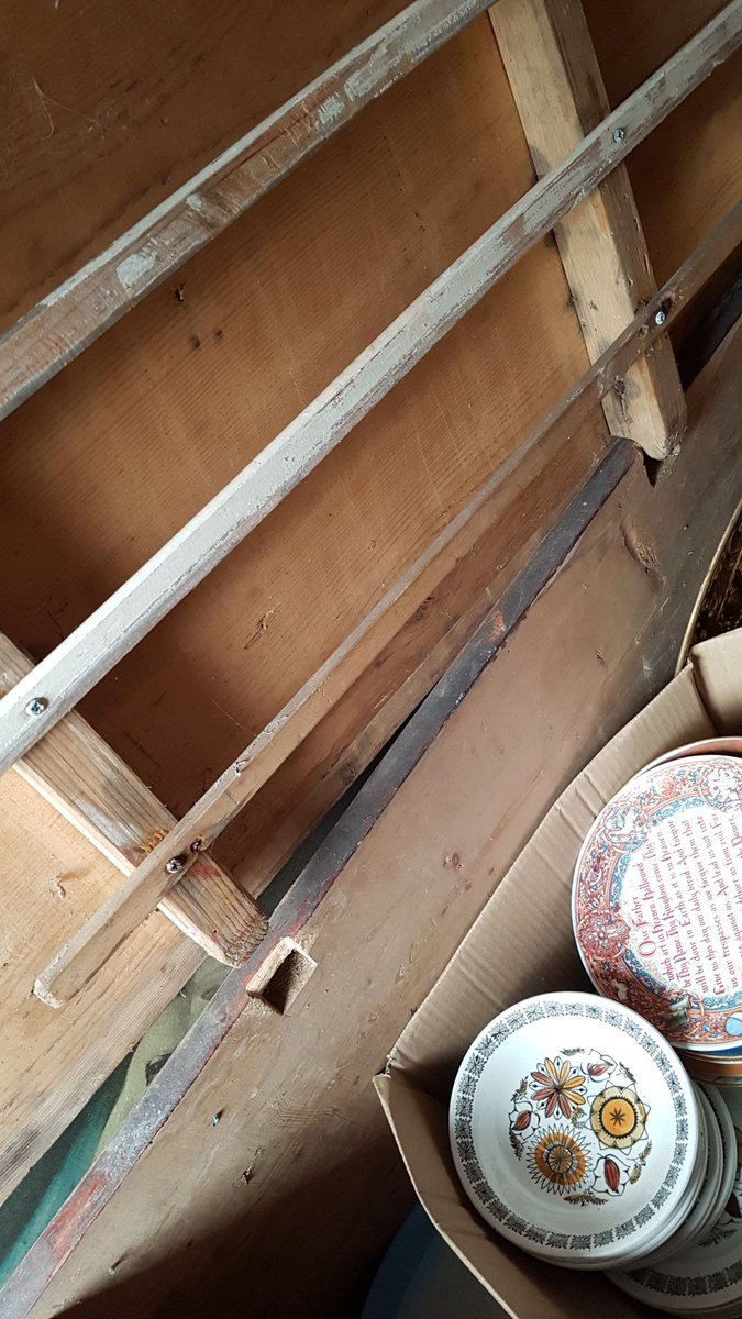 angleseyantique's tweet photo. This is how to find them " barn fresh " Georgian tack box.
At #angleseyantiques #pine #paintedfurniture #sixplankbox #scumble https://t.co/ujEPPkUkob