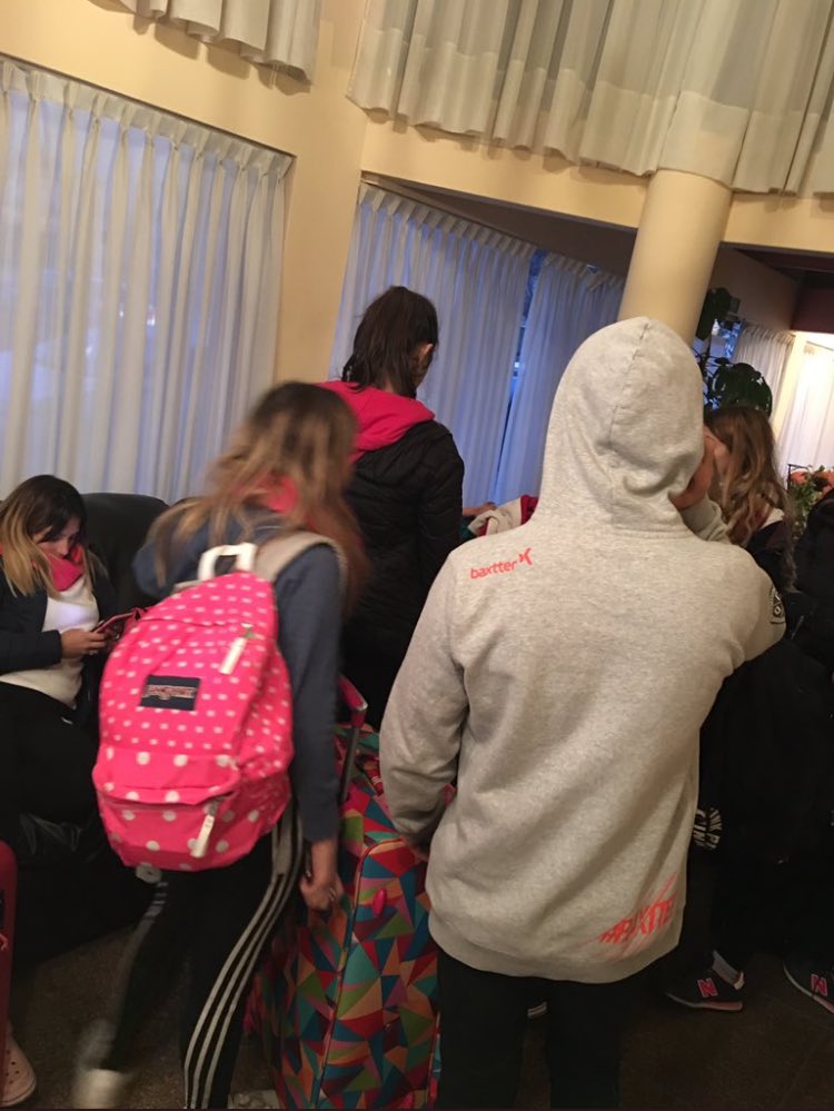 Baxttermiente's tweet photo. El colegio ESTRADA haciendo tiempo en el hotel en NEUQUÉN donde se queda el colegio Misericordia, XQ TODAVÍA NO TIENEN LUGAR DONDE QUEDARSE https://t.co/ChkB9m5jzd
