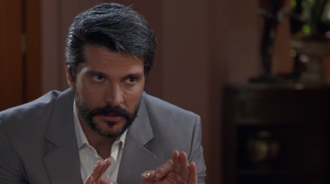 MarceCordobaFc's tweet photo. Julio le habla a Hortensia de una posibilidad de inversión hipotecando su departamento. #EnamorandomeDeRamon #Capitulo115 https://t.co/ydIjpLJI0W