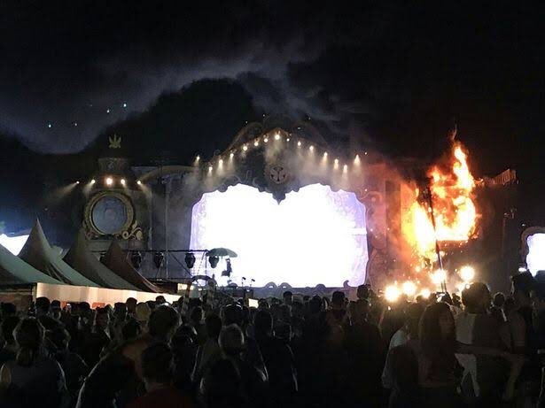 Mixmag's tweet photo. #Tomorrowland Unite Spain in Barcelona has been evacuated after a fire engulfed the festival's stage https://t.co/clotnYy2bT https://t.co/jKtQrAks5N
