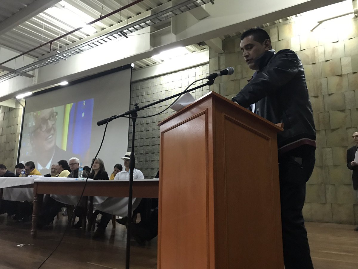 VoluntariosJER's tweet photo. Eduardo Romero, líder social de Kennedy. Defiende la idea del metro subterráneo para Bogotá para mejorar la movilidad #RobledoPorBogotá https://t.co/9qwTUxHdQg
