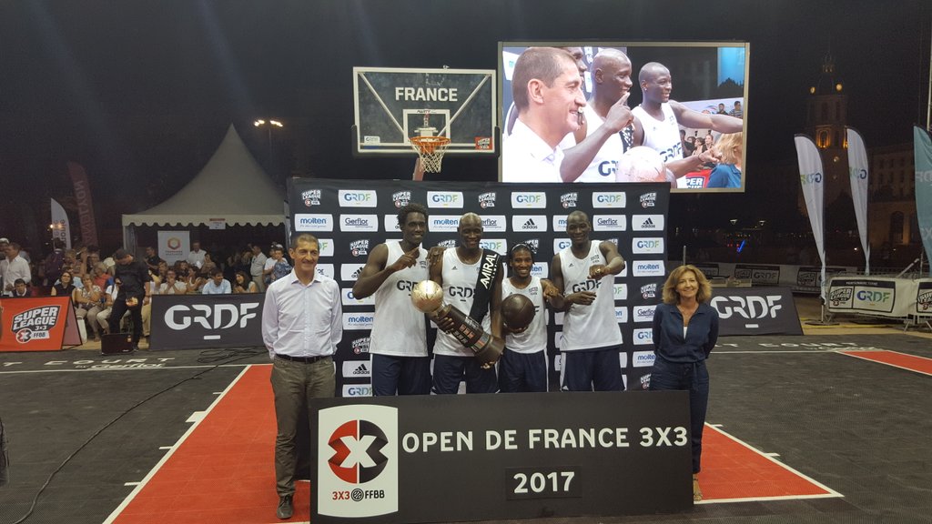 maha_merilhou's tweet photo. Finale de 3 jours de #OpenFrance3x3 #FFBB #GRDF gagnée par l'Amiral Camp sur la Place Bellecour @grandlyon #sport #social fair-play ambiance https://t.co/6OhYKCyv1D