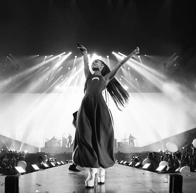 Alguém me explique por que é aí a Ariana é tão linda? Foda-se quem me dera!!