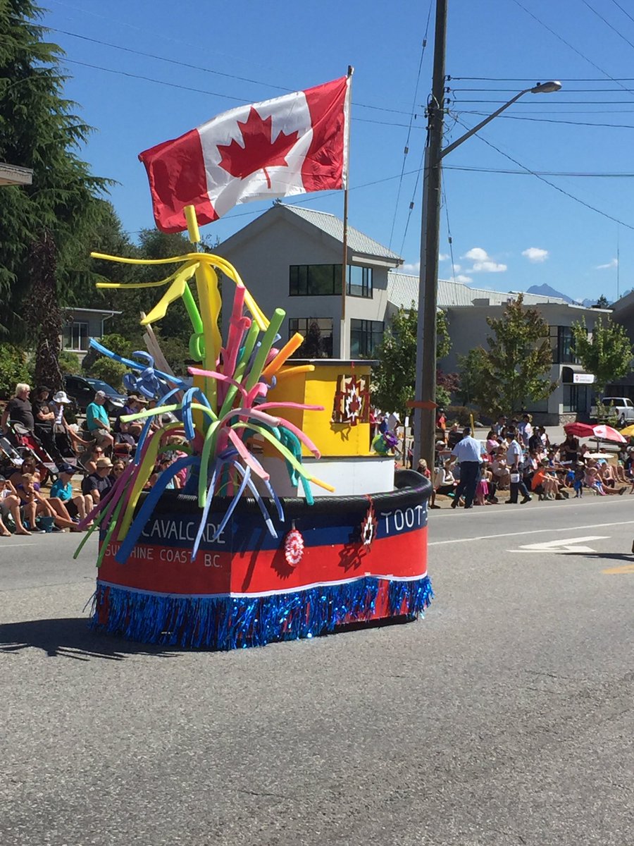 ShereeHaydu's tweet photo. The parade route is lined with spectators and away we go! https://t.co/OCPld1bqMV