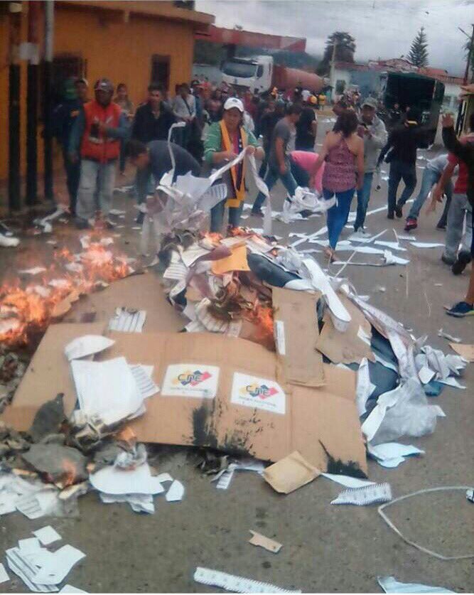 URGENTE | En Queniquea, Edo.Tachira  interceptan camión del Plan República y quemaron todo el material electoral del #30Jul
