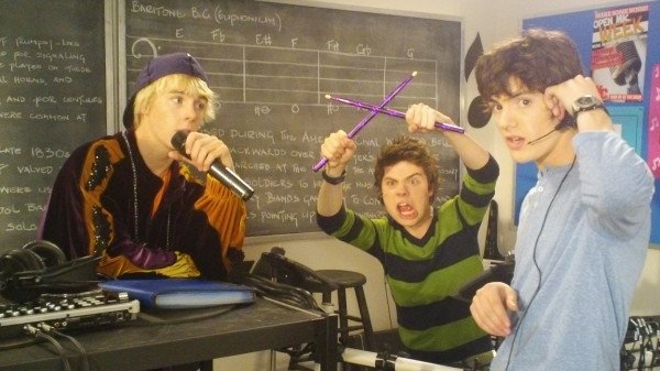 GreatShows2's tweet photo. "Who can forget The Musitronics MC Monster bat in the house." 🎶 #MyBabysittersAVampire https://t.co/VEeoEhwDK6