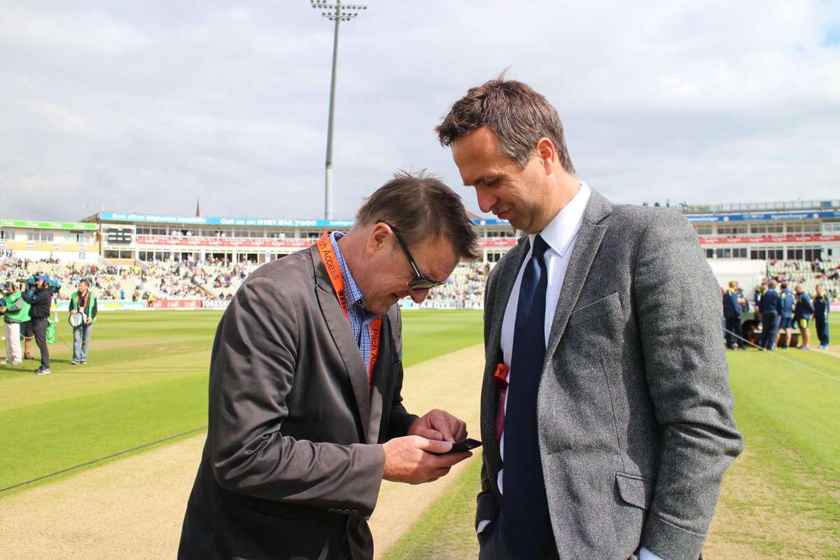 bbctms's tweet photo. Just 20 minutes left to get your calls in.
📞 08085 909 693
📱 85058
🐤 #6Duck6 #bbccricket
📻 https://t.co/CKikIg8b32 https://t.co/E6vxqG8s92
