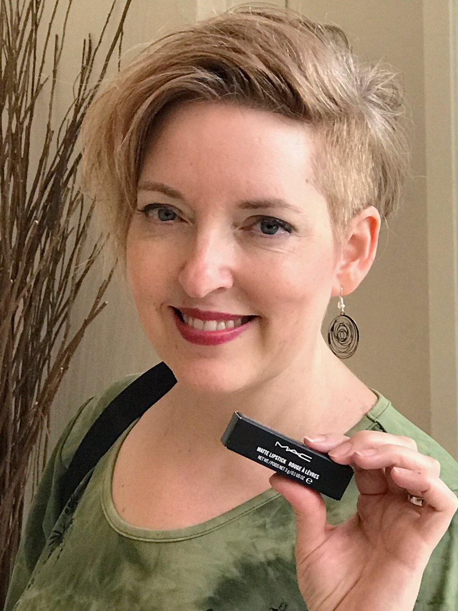 etsangsings's tweet photo. Bellevue Arts Fair and free MAC lipstick all in the same day?!?! I'm in heaven! https://t.co/4ij20A4rOV