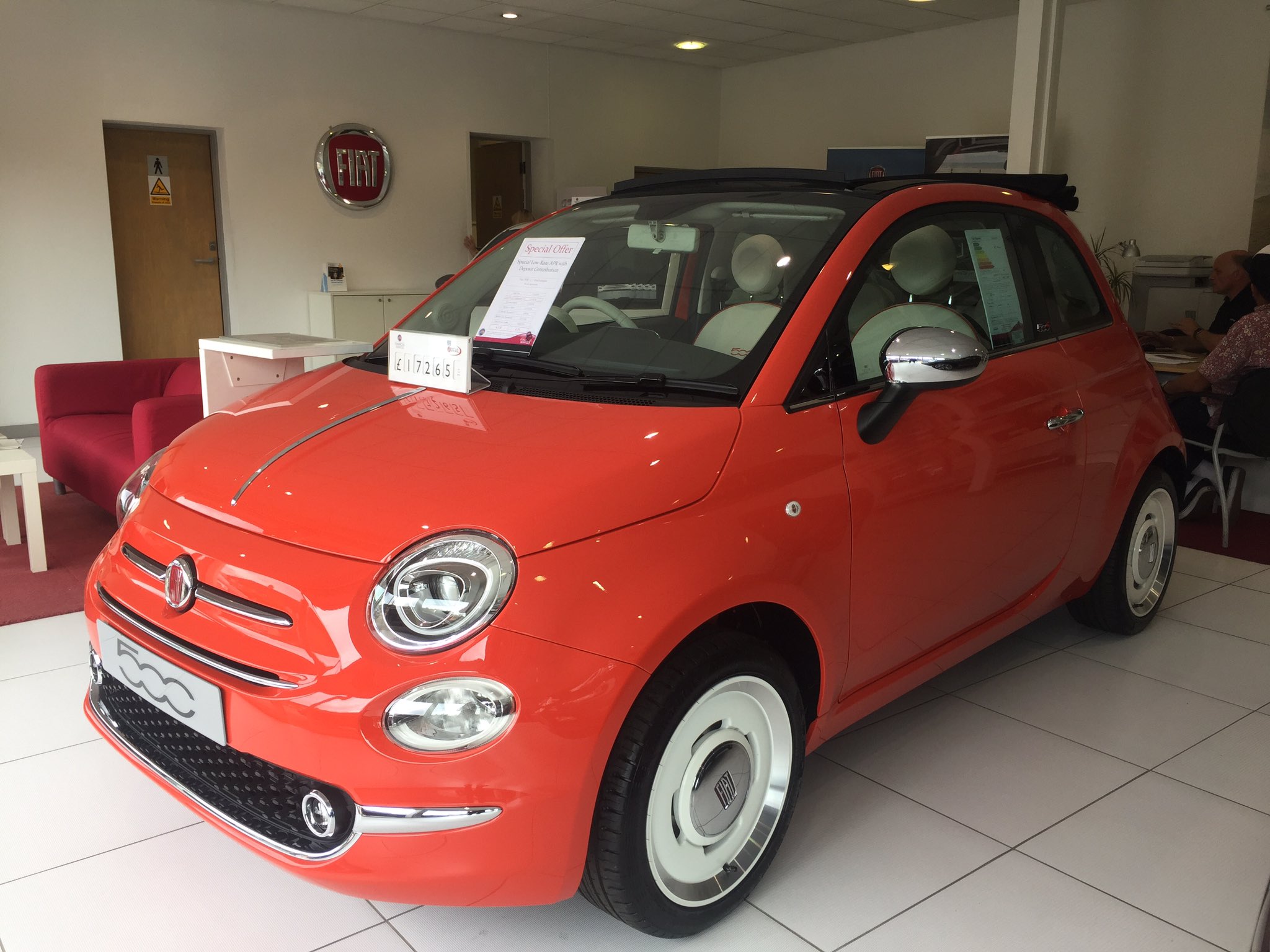 O Xrhsths D Salmon Cars Sto Twitter The Fiat 500 Anniversario Convertible Is Now Available In Our Showroom Fiat Fiat500 Fiat500anniversario Fiatuk