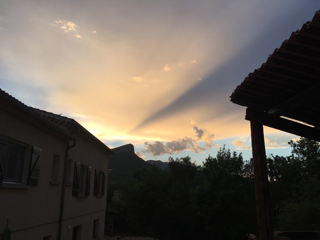 thesickandwrong's tweet photo. Mad skies over Laragne tonight! Great flying though! #sigma10 https://t.co/llWLc8Xsdq