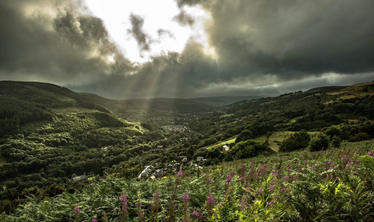 ItsYourWales's tweet photo. Wow! Crepuscular rays over Trehafod, Rhondda, #Wales. Taken from Graigwen Pontypridd by Philip courtesy @Mugf4ce https://t.co/JBaQgQ121R