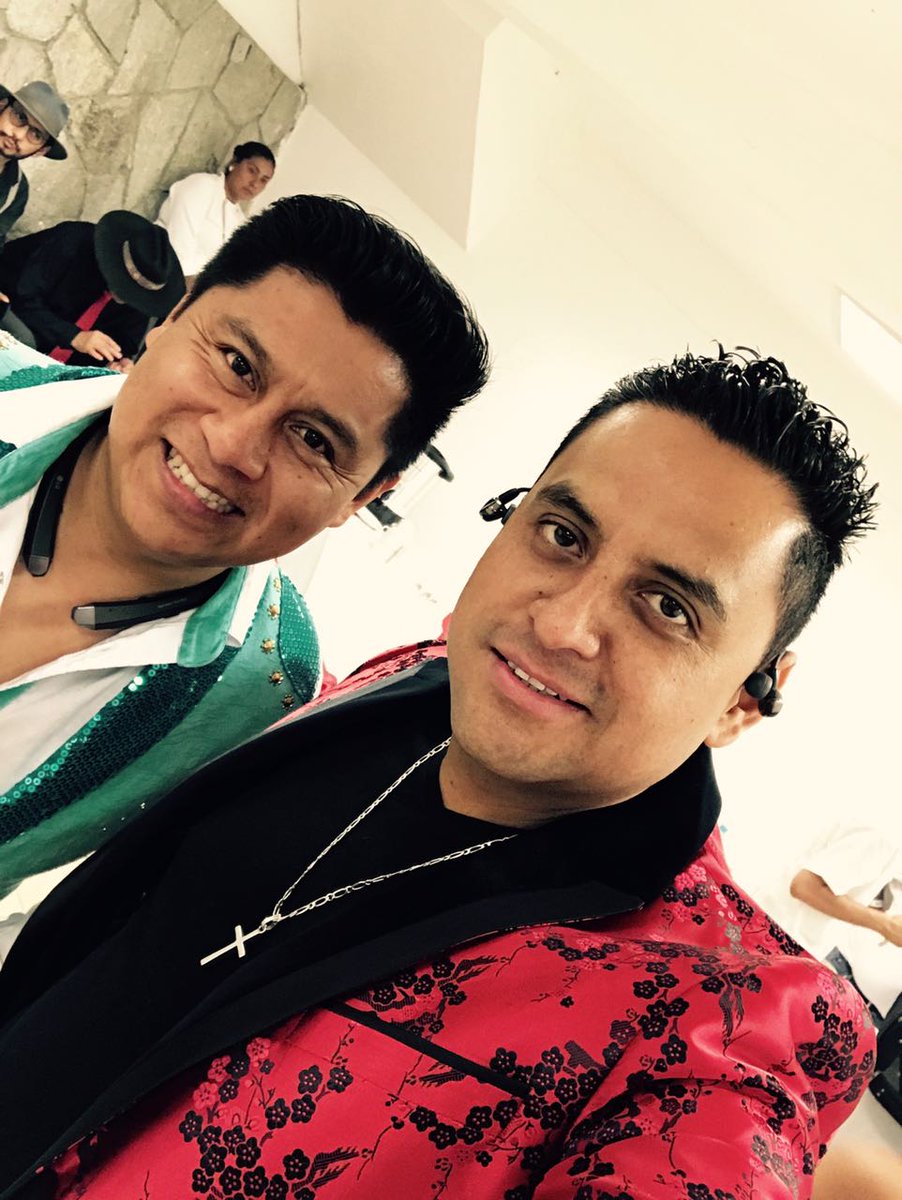 VirgRG26's tweet photo. Maestro jersain musico de @liladowns un gusto tocar con ud. https://t.co/AAZqmPgpgw