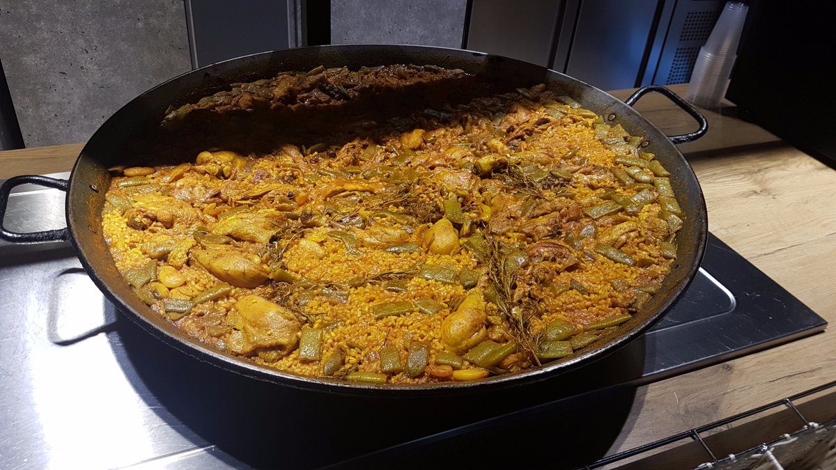 Ya está la paella de verduras de hoy, ¿Quién quiere???