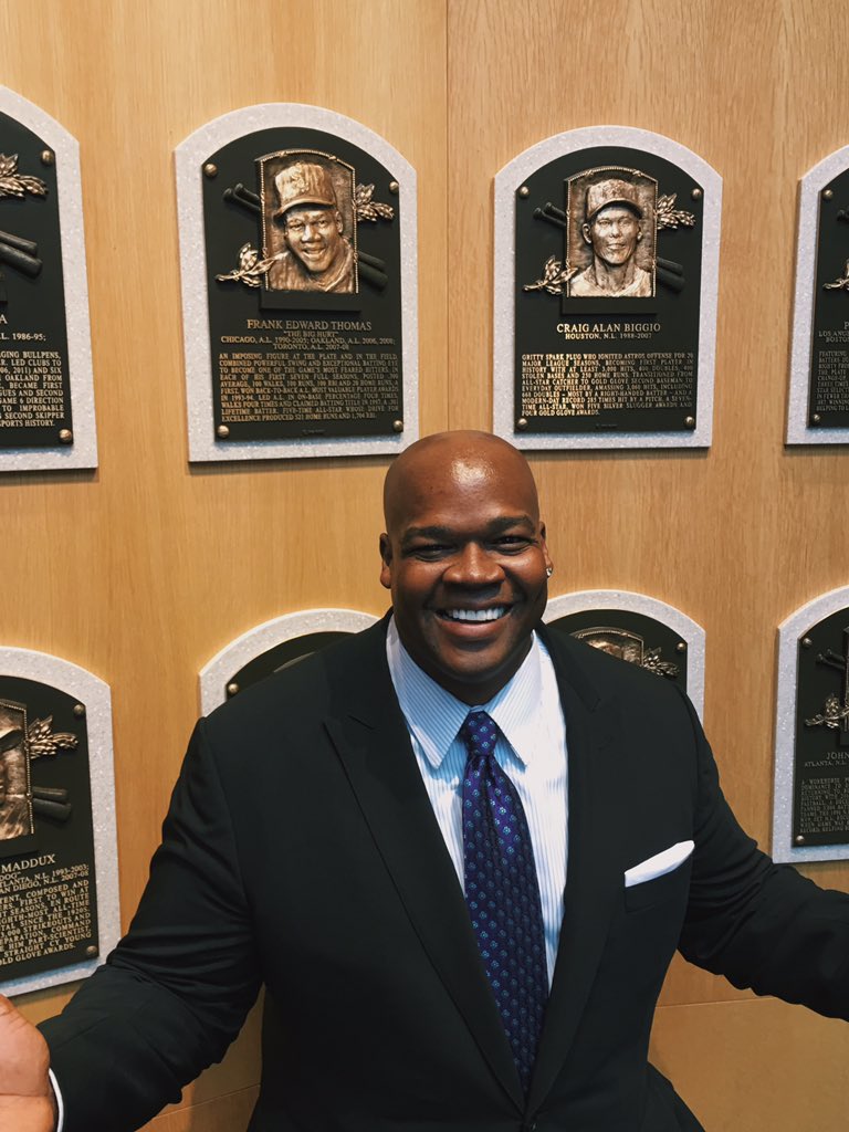 TheBigHurt_35's tweet photo. I'll never get used to this feeling! #hofwknd2017 https://t.co/goqo1IEfYI