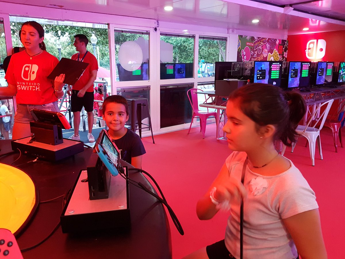 arxat's tweet photo. Jugant a la Nintendo Switch #SwitchTour https://t.co/PScOxaalZE