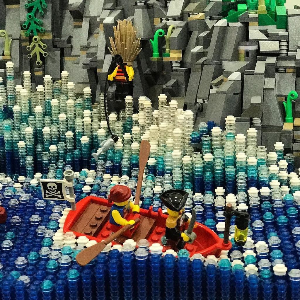 Albo's tweet photo. Pirates in a sea of bricks
#itlug #itluglecco #itluglecco2017 #lego https://t.co/sBwCCn5c6Q https://t.co/KcV6HBUZSz