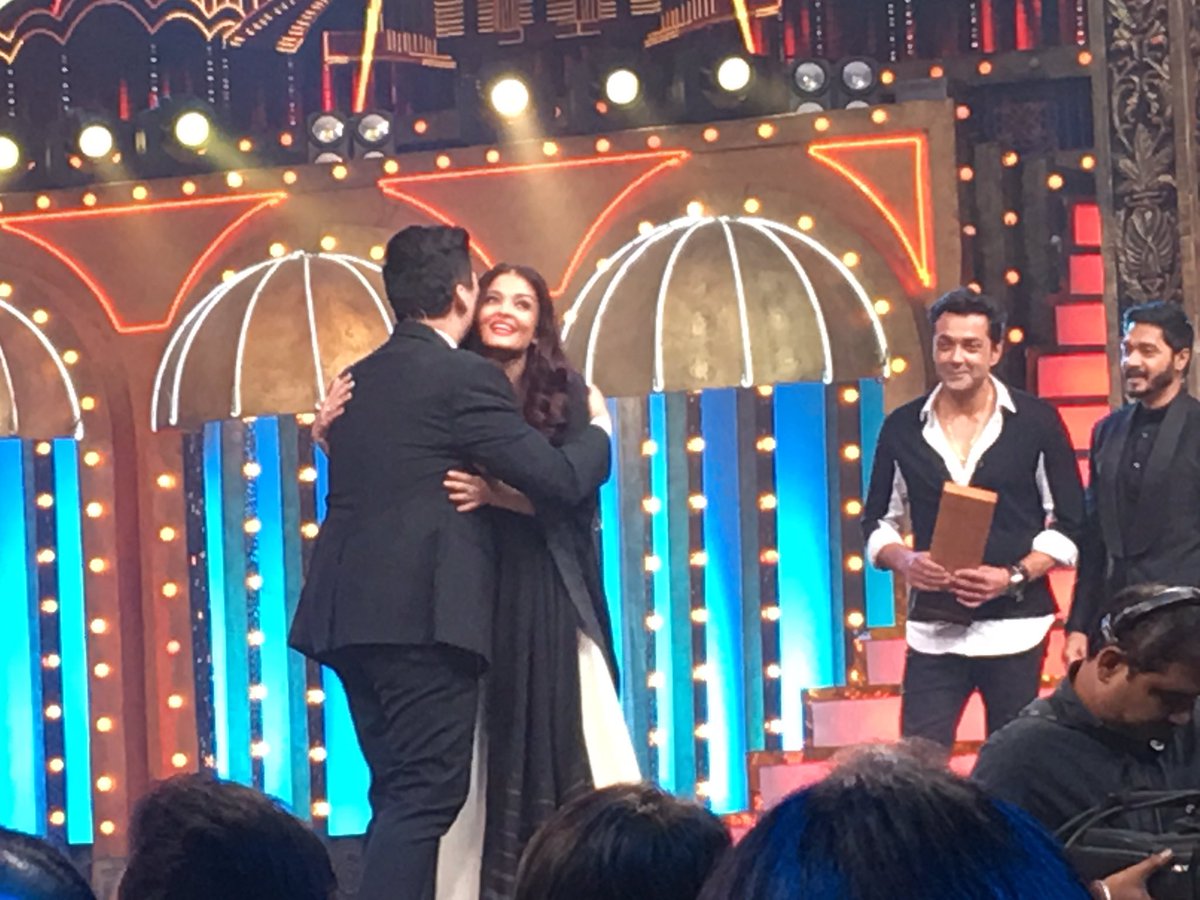 aish_rai_'s tweet photo. New!#AishwaryaRaiBachchan #BigZeeEntertainmentAwards2017 #bollywood #sarbjit #ADHM https://t.co/tAgOpQGoZa