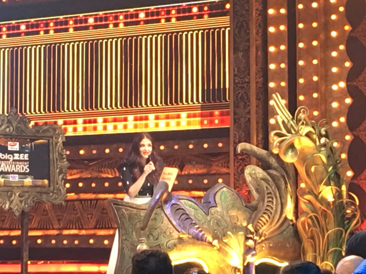 aish_rai_'s tweet photo. New!#AishwaryaRaiBachchan #BigZeeEntertainmentAwards2017 #bollywood #sarbjit #ADHM https://t.co/tAgOpQGoZa