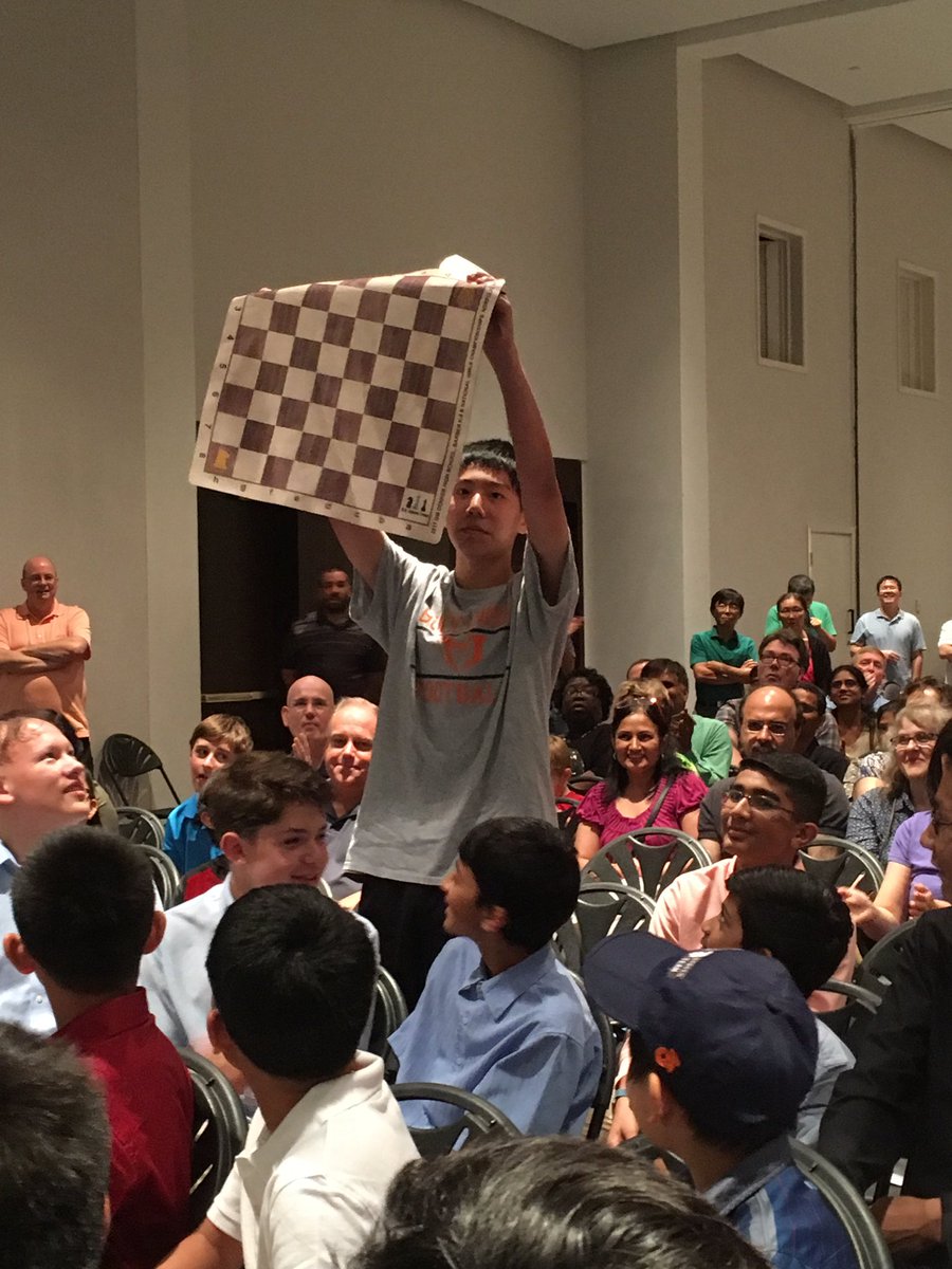 USChess's tweet photo. A last parting gift from Dewain Barber: a board that doesn't wrinkle thrown out to the crowd. #denkerchess #barberchess #ngtocchess https://t.co/wFPBd0EVRZ