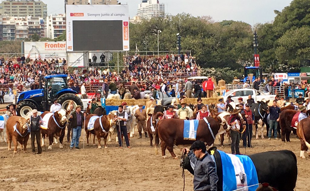 Felicitaciones a todos los productores por su pasión por el trabajo y el campo. Orgullo Argentino! <a href="/SociedadRural/">Sociedad Rural Argentina</a> #ExpoRural17