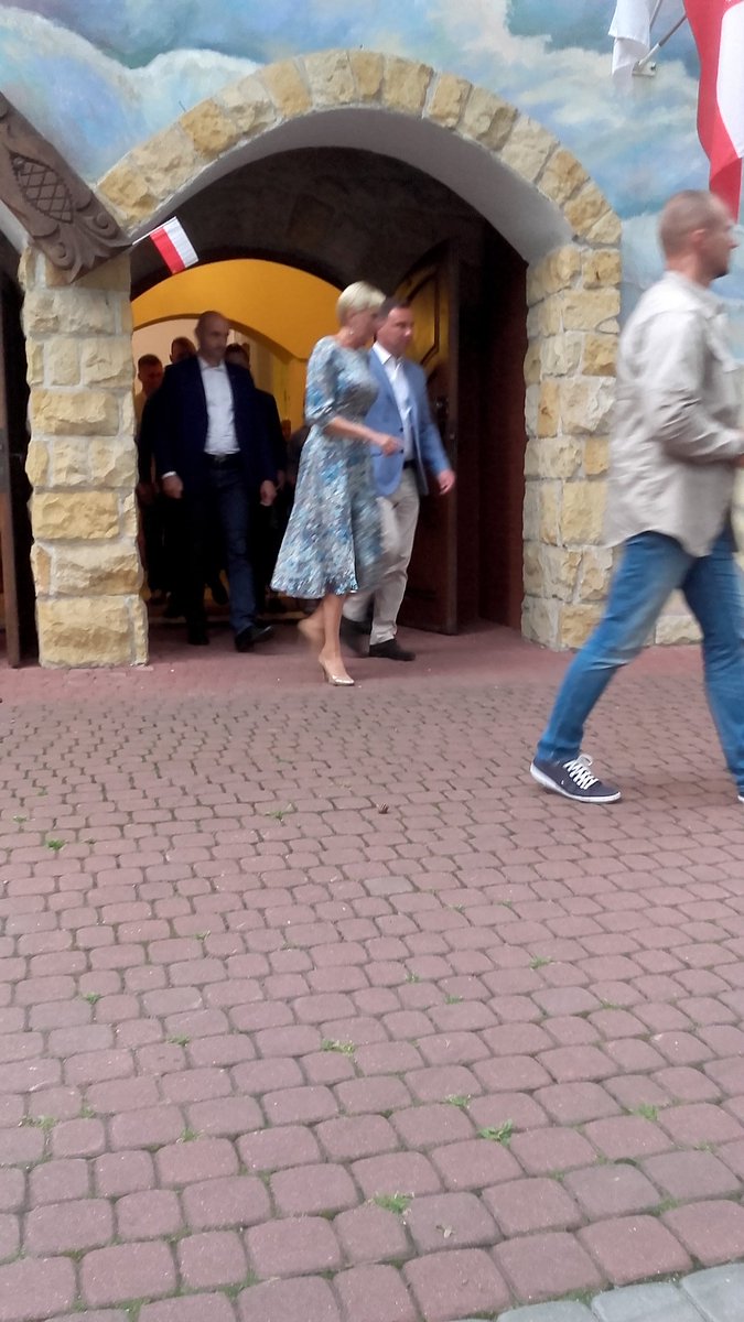 harryftdollars's tweet photo. Patrzcie kogo spotkałam w kościele XDDDD Śmiać mi się chciało na mszy bo wszystkie memy z nim mi się przypomniały kurwa XD https://t.co/fRQGrXTk5T