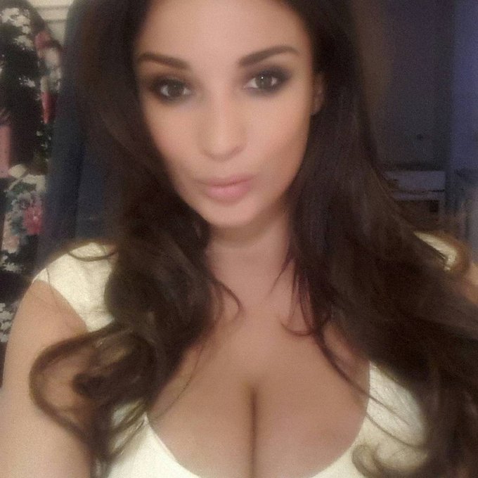 2 pic. ONLINE in 1 hour on @CamSodaLive , don't miss it ?? https://t.co/KUid6MwOqM