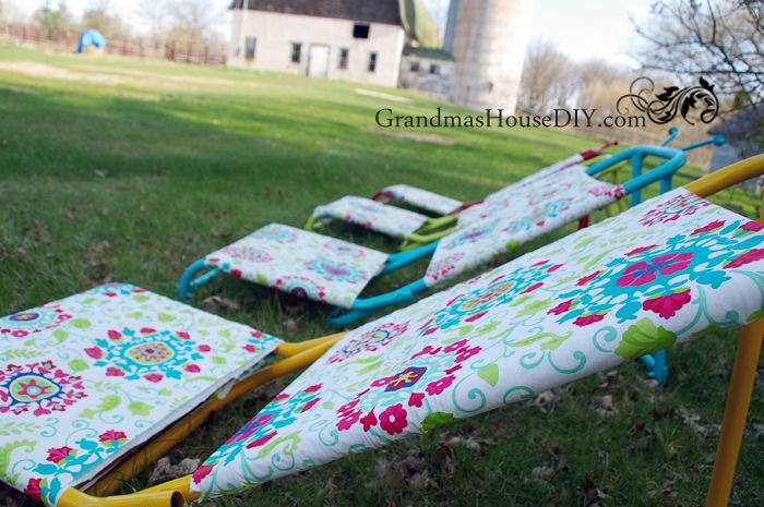 arizonacraftmom's tweet photo. DIY #sun loungers https://t.co/6QMURLfu7Q made with vinyl tablecloths. #summercrafting @GrandmasHousDIY https://t.co/f7kbv84dbk